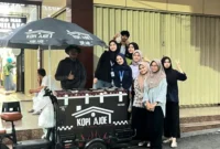 Gerobak kopi Padang Panjang kian digemari anak muda. (Foto: Kominfo Padang Panjang)
