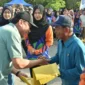 Wakil Wali Kota Padang Maigus Nasir menyerahkan secara simbolis kantong sampah kepada peserta gotong royong massal di Pantai Padang, Sabtu (20/9/2025). (Foto: Prokopim Padang)