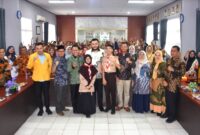 Wali Kota Padang Fadly Amran melepas mahasiswa RPL Pendidikan Guru PAUD di Aula Kantor Disdikbud Padang, Kamis (4/9/2025). (Foto: Prokopim Padang)