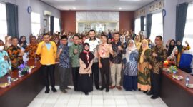 Wali Kota Padang Fadly Amran melepas mahasiswa RPL Pendidikan Guru PAUD di Aula Kantor Disdikbud Padang, Kamis (4/9/2025). (Foto: Prokopim Padang)