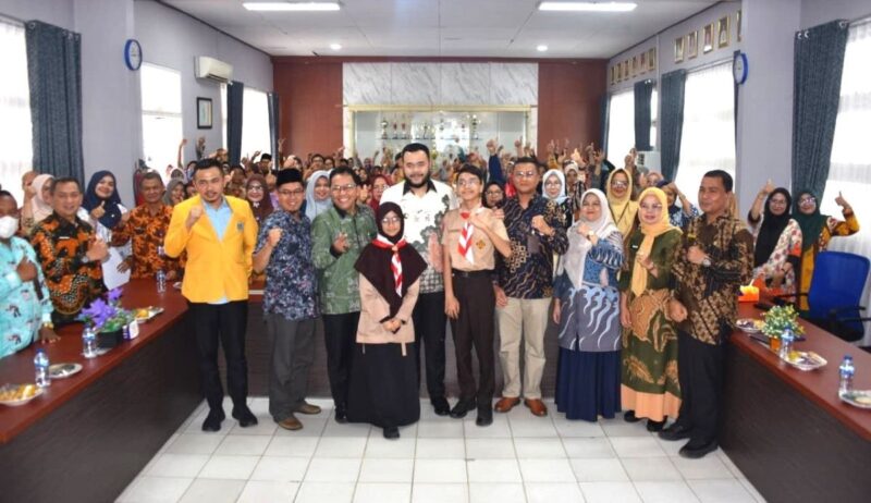 Wali Kota Padang Fadly Amran melepas mahasiswa RPL Pendidikan Guru PAUD di Aula Kantor Disdikbud Padang, Kamis (4/9/2025). (Foto: Prokopim Padang)