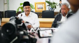 Menteri Sosial Saifullah Yusuf (Gus Ipul) memberikan keterangan pers di Kantor Kemensos, Jakarta, Senin (15/9/2025). (Foto: Kemensos)