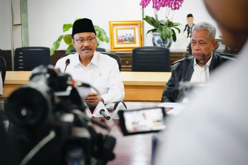 Menteri Sosial Saifullah Yusuf (Gus Ipul) memberikan keterangan pers di Kantor Kemensos, Jakarta, Senin (15/9/2025). (Foto: Kemensos)