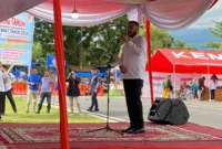 Wali Kota Padang, Fadly Amran menyampaikan sambutan pada peringatan HUT ke-65 Karang Taruna di Lapangan Upacara, Balai Kota Aie Pacah, Jumat (26/9/2025). (Foto: FB Diskominfo Padang)
