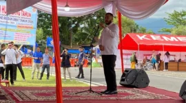 Wali Kota Padang, Fadly Amran menyampaikan sambutan pada peringatan HUT ke-65 Karang Taruna di Lapangan Upacara, Balai Kota Aie Pacah, Jumat (26/9/2025). (Foto: FB Diskominfo Padang)