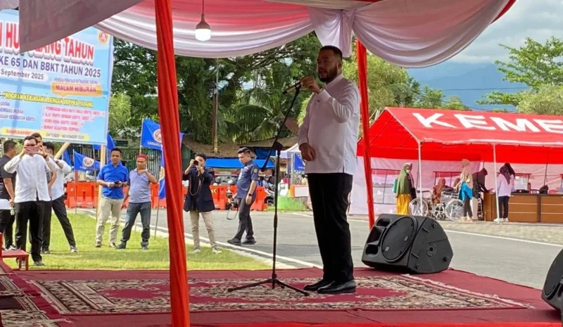 Wali Kota Padang, Fadly Amran menyampaikan sambutan pada peringatan HUT ke-65 Karang Taruna di Lapangan Upacara, Balai Kota Aie Pacah, Jumat (26/9/2025). (Foto: FB Diskominfo Padang)