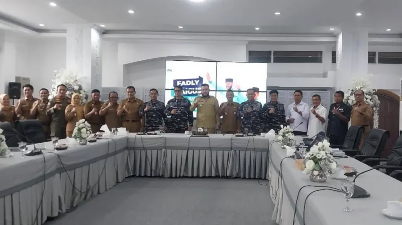 Aster Dankodaeral II, Letkol (P) Octav Bayu Dirgantara dalam pertemuan dengan Wali Kota Padang Fadly Amran dan jajaran di Rumah Dinas Wali Kota, Senin (22/9/2025). (Foto: FB Diskominfo Padang)