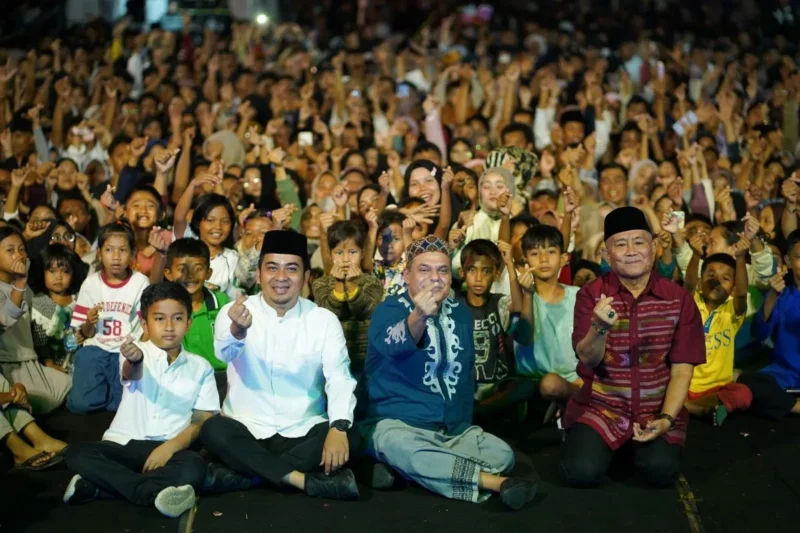 Penyanyi religi nasional Haddad Alwi meriahkan RSBG 2025 di Taman Syech Kukut, Jumat (12/9/2025). (Foto: Prokopim Kota Solok)