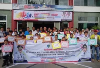 Wakil Bupati Pessel Risnaldi Ibrahim, Sekkab Pessel Mawardi Roska dan Plt Ketua KONI Pessel M Adli foto bersama usai penyerahan bonus kepada para atlet berprestasi. (Foto: Dok. Yoniks)