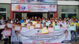 Wakil Bupati Pessel Risnaldi Ibrahim, Sekkab Pessel Mawardi Roska dan Plt Ketua KONI Pessel M Adli foto bersama usai penyerahan bonus kepada para atlet berprestasi. (Foto: Dok. Yoniks)