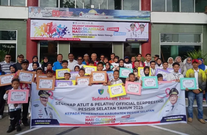 Wakil Bupati Pessel Risnaldi Ibrahim, Sekkab Pessel Mawardi Roska dan Plt Ketua KONI Pessel M Adli foto bersama usai penyerahan bonus kepada para atlet berprestasi. (Foto: Dok. Yoniks)