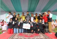 Wali Kota Padang Fadly Amran foto bersama usai upacara peringatan Haornas ke-42 di lapangan upacara Balai Kota Aie Pacah, Selasa (9/9/2025). (Foto: Prokopim Padang) 