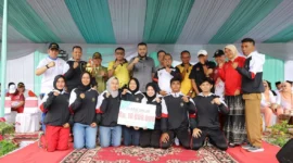 Wali Kota Padang Fadly Amran foto bersama usai upacara peringatan Haornas ke-42 di lapangan upacara Balai Kota Aie Pacah, Selasa (9/9/2025). (Foto: Prokopim Padang) 