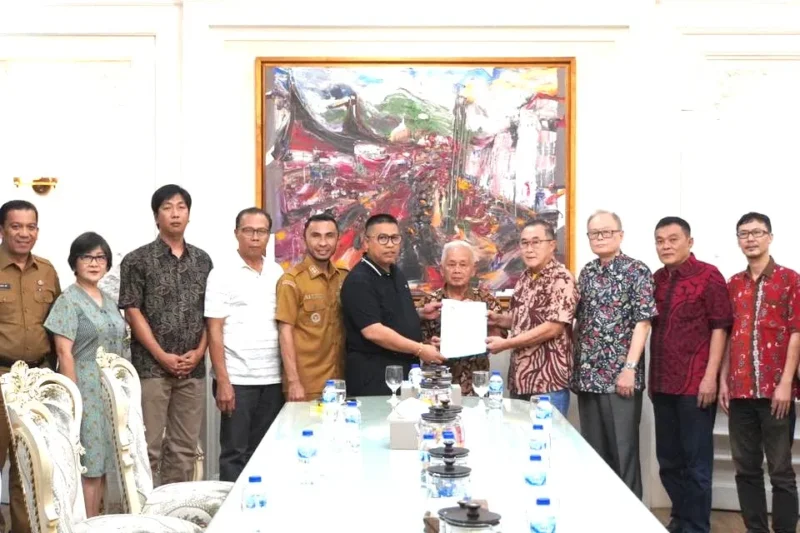 Prosesi penyerahan hibah tanah dari HBT di Pendopo Rumah Dinas Wali Kota, Selasa (2/9/2025). (Foto: Kominfo Padang Panjang)