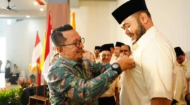 Bupati Tanah Datar, Eka Putra menghadiri pengukuhan Wali Kota Padang, Fadly Amran sebagai Ketua Umum IKTD Sumbar periode 2025–2029 di Gedung Bagindo Aziz Chan Youth Center, Minggu (21/9/2025). (Foto: Prokopim Tanah Datar)