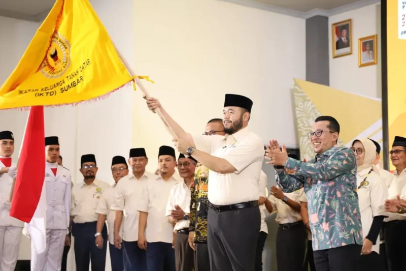Wali Kota Padang, Fadly Amran dikukuhkan sebagai Ketua Umum IKTD Sumbar di Gedung Bagindo Azis Chan Youth Center, Minggu (21/9/2025). (Foto: Prokopim Padang)