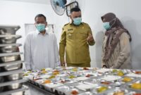 Wali Kota Padang Fadly Amran meninjau Dapur MBG di Kelurahan Tanah Sirah Piai Nan XX, Lubeg, Senin (8/9/2025). (Foto: Prokopim Padang)
