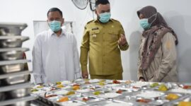 Wali Kota Padang Fadly Amran meninjau Dapur MBG di Kelurahan Tanah Sirah Piai Nan XX, Lubeg, Senin (8/9/2025). (Foto: Prokopim Padang)