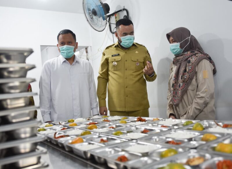 Wali Kota Padang Fadly Amran meninjau Dapur MBG di Kelurahan Tanah Sirah Piai Nan XX, Lubeg, Senin (8/9/2025). (Foto: Prokopim Padang)