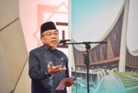 Wakil Wali Kota Padang, Maigus Nasir memberikan sambutan saat tabligh akbar di Masjid Raya Syekh Ahmad Khatib Al Minangkabawi, Jumat (12/9/2025). (Foto: Prokopim Padang)