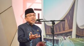 Wakil Wali Kota Padang, Maigus Nasir memberikan sambutan saat tabligh akbar di Masjid Raya Syekh Ahmad Khatib Al Minangkabawi, Jumat (12/9/2025). (Foto: Prokopim Padang)
