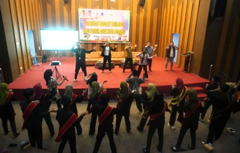 DP3AP2KB Padang menggelar pelatihan capacity building bagi Forum Anak Kota Padang di Youth Center, Sabtu (13/9/2025). (Foto: Diskominfo Padang)
