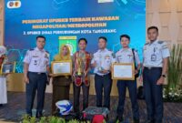 Rahsub Darius foto bersama setelah menerima piagam penghargaan. (Foto: Dok. Kominfo)