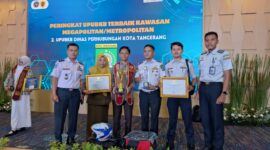 Rahsub Darius foto bersama setelah menerima piagam penghargaan. (Foto: Dok. Kominfo)