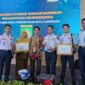 Rahsub Darius foto bersama setelah menerima piagam penghargaan. (Foto: Dok. Kominfo)