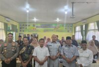 Kasat Lantas Polres Pessel, AKP Ade Saputra (paling kiri) foto bersama dengan kepala sekolah. (Foto: Dok. Polres Pessel)