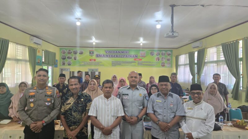 Kasat Lantas Polres Pessel, AKP Ade Saputra (paling kiri) foto bersama dengan kepala sekolah. (Foto: Dok. Polres Pessel)