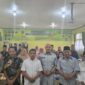 Kasat Lantas Polres Pessel, AKP Ade Saputra (paling kiri) foto bersama dengan kepala sekolah. (Foto: Dok. Polres Pessel)