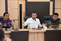 Wali Kota Padang Fadly Amran saat Monev Implementasi KTR di Ruang Rapat Kantor BPKAD Padang, Jumat (19/9/2025). (Foto: Prokopim Padang)