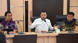 Wali Kota Padang Fadly Amran saat Monev Implementasi KTR di Ruang Rapat Kantor BPKAD Padang, Jumat (19/9/2025). (Foto: Prokopim Padang)