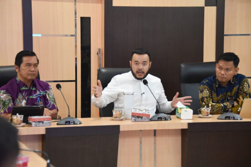Wali Kota Padang Fadly Amran saat Monev Implementasi KTR di Ruang Rapat Kantor BPKAD Padang, Jumat (19/9/2025). (Foto: Prokopim Padang)