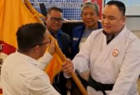 Ketua Pengprov Lemkari Sumbar periode 2025–2030, Nanda Satria menerima bendera saat pelantikan setelah terpilih sebagai ketua. (Foto: Dok. Gus)