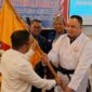 Ketua Pengprov Lemkari Sumbar periode 2025–2030, Nanda Satria menerima bendera saat pelantikan setelah terpilih sebagai ketua. (Foto: Dok. Gus)
