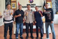 Kapolres Pessel, AKBP Derry Indra foto bersama Ketua PWI Pessel, Suherman, Sekretaris, Yoni Syafrizal, Ipda Doni Santoso, dan Mario Rosi. (Foto: Dok. Humas Polres)