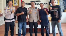 Kapolres Pessel, AKBP Derry Indra foto bersama Ketua PWI Pessel, Suherman, Sekretaris, Yoni Syafrizal, Ipda Doni Santoso, dan Mario Rosi. (Foto: Dok. Humas Polres)