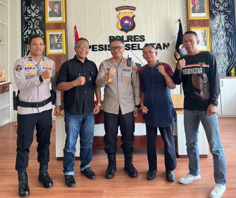 Kapolres Pessel, AKBP Derry Indra foto bersama Ketua PWI Pessel, Suherman, Sekretaris, Yoni Syafrizal, Ipda Doni Santoso, dan Mario Rosi. (Foto: Dok. Humas Polres)