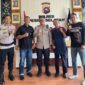 Kapolres Pessel, AKBP Derry Indra foto bersama Ketua PWI Pessel, Suherman, Sekretaris, Yoni Syafrizal, Ipda Doni Santoso, dan Mario Rosi. (Foto: Dok. Humas Polres)