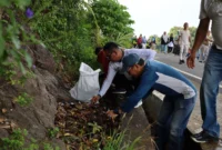 Wakil Bupati Pessel, Risnaldi Ibrahim bersama Staf Ahli Evafauza Yuliasman saat melakukan aksi bersih. (Foto: Dok. Kominfo)