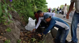 Wakil Bupati Pessel, Risnaldi Ibrahim bersama Staf Ahli Evafauza Yuliasman saat melakukan aksi bersih. (Foto: Dok. Kominfo)