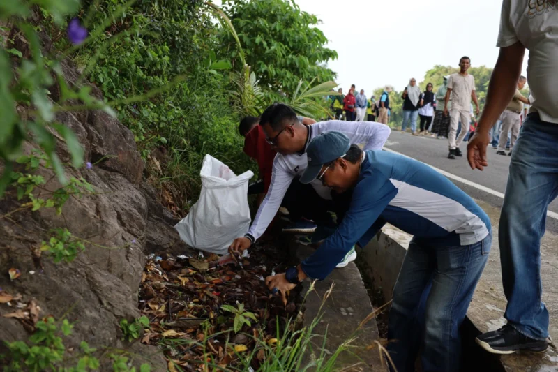 Wakil Bupati Pessel, Risnaldi Ibrahim bersama Staf Ahli Evafauza Yuliasman saat melakukan aksi bersih. (Foto: Dok. Kominfo)