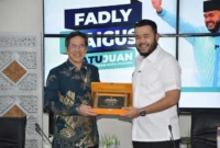 Wali Kota Padang Fadly Amran menyerahkan cenderamata kepada Konjen Jepang di Medan Mr. Furugori Toru, di Gedung Putih Rumah Dinas Wali Kota Padang, Rabu (24/9/2025). (Foto: Prokopim Padang)
