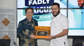 Wali Kota Padang Fadly Amran menyerahkan cenderamata kepada Konjen Jepang di Medan Mr. Furugori Toru, di Gedung Putih Rumah Dinas Wali Kota Padang, Rabu (24/9/2025). (Foto: Prokopim Padang)
