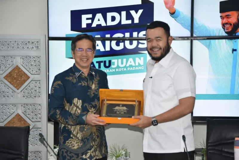 Wali Kota Padang Fadly Amran menyerahkan cenderamata kepada Konjen Jepang di Medan Mr. Furugori Toru, di Gedung Putih Rumah Dinas Wali Kota Padang, Rabu (24/9/2025). (Foto: Prokopim Padang)
