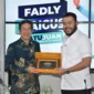 Wali Kota Padang Fadly Amran menyerahkan cenderamata kepada Konjen Jepang di Medan Mr. Furugori Toru, di Gedung Putih Rumah Dinas Wali Kota Padang, Rabu (24/9/2025). (Foto: Prokopim Padang)
