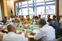 Wali Kota Padang Fadly Amran mengikuti rapat tindak lanjut penanganan perlintasan sebidang di Ruang Rapat Balai Teknik Perkeretaapian Kelas II Padang, Selasa (30/9/2025). (Foto: Prokopim Padang)