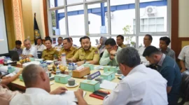 Wali Kota Padang Fadly Amran mengikuti rapat tindak lanjut penanganan perlintasan sebidang di Ruang Rapat Balai Teknik Perkeretaapian Kelas II Padang, Selasa (30/9/2025). (Foto: Prokopim Padang)
